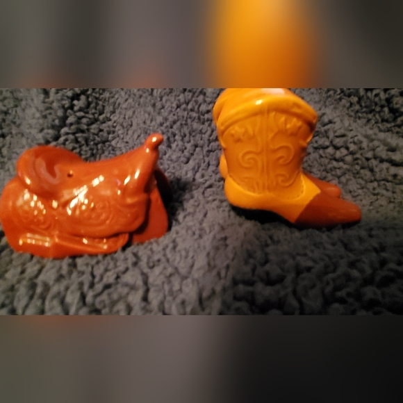 Vintage Western Boots and Saddle Sri Lanka Salt & Pepper Shakers - Picture 4 of 9